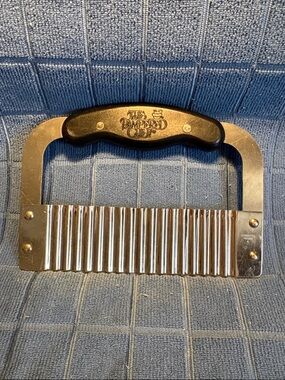 The Pampered Chef Stainless Crinkle Cutter with Black Handle